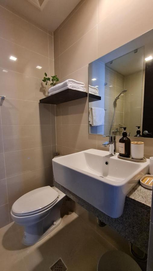 Luxe Bonifacio Global City Taguig Uptown Condo Hotel 1 Bedroom Suite Exterior photo